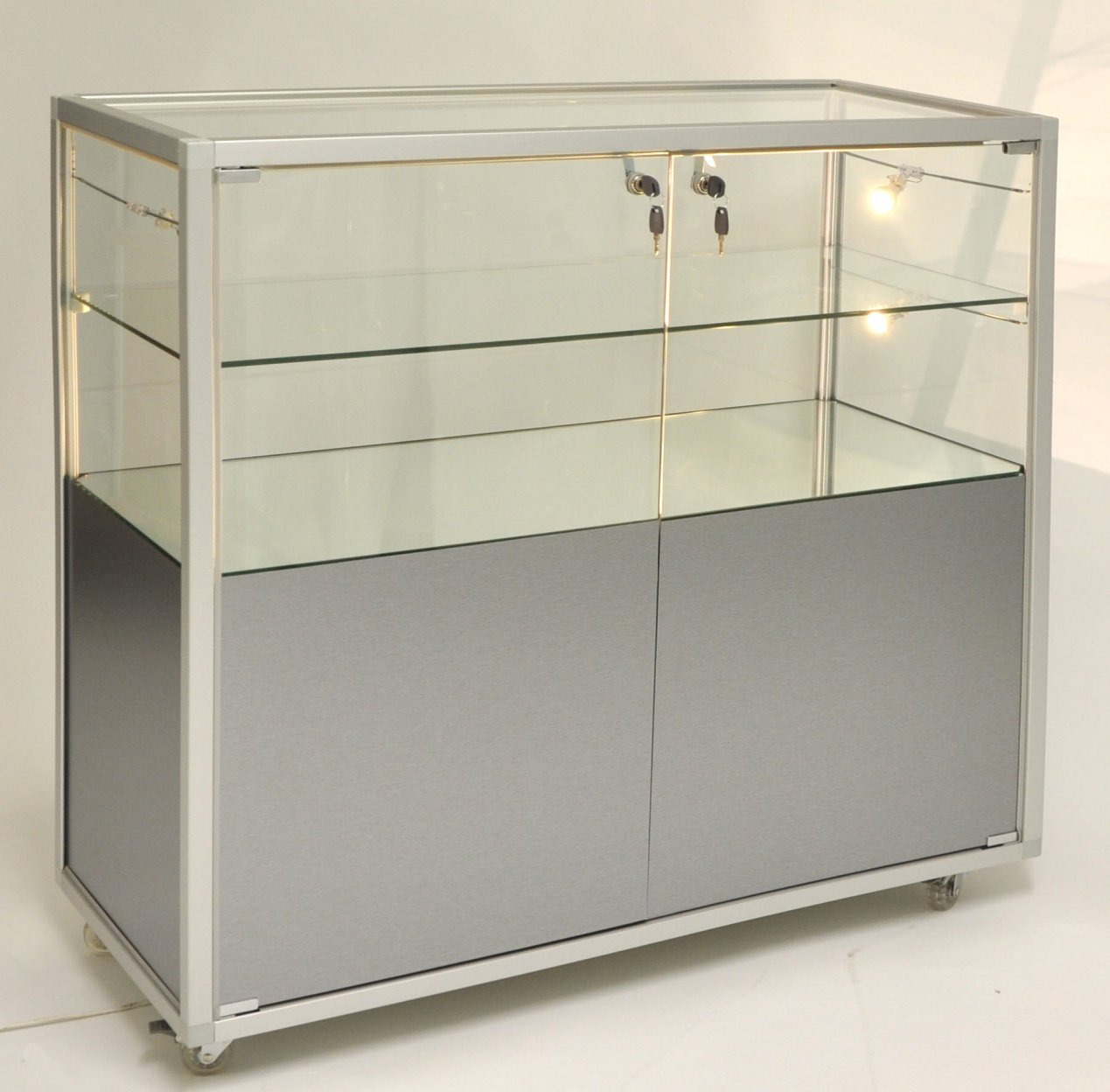 abschließbare Thekenvitrine mit Stauraum durch abgeklebte Glasfläche