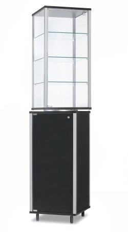 Drehvitrine auf schwarzem Sockel