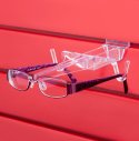 Shopvitrine mit Lamellenwand und Brillenhalterungen