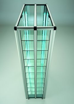 doppelseitige Standvitrine senkrechte Trennwand beidseitig mit höhenverstellbaren Fachböden und LED-Beleuchtung 