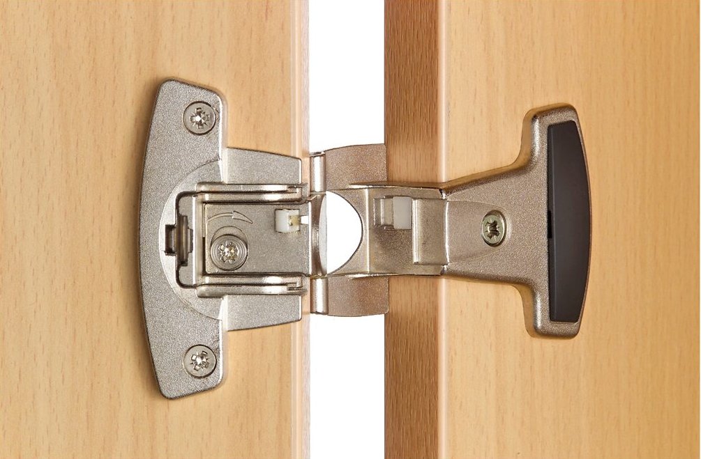 abschließbarer Büroschrank mit hochwertigen Schrankscharnier