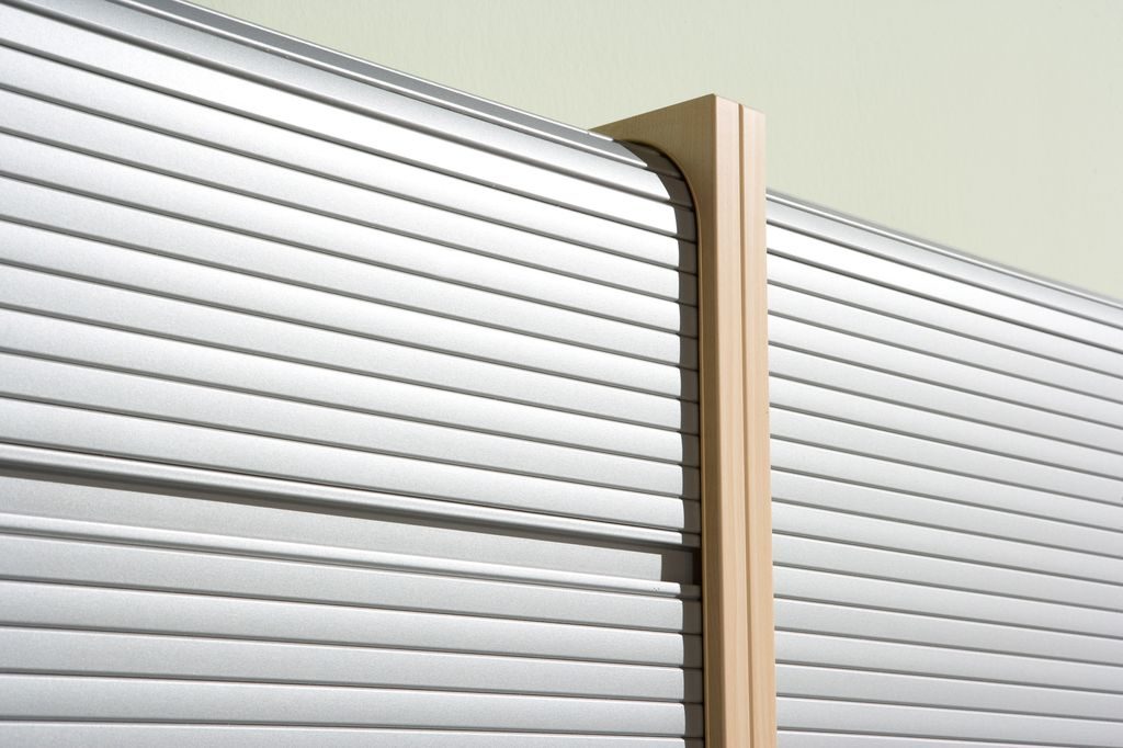Büroschrank mit hochwertiger Rollladentür