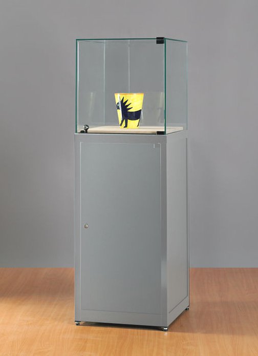 robuste Museumsvitrine auf abschließbarem Unterschrank