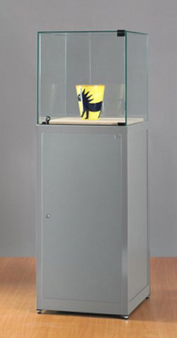 Sockelvitrine auf silberfarbenen Unterschrank