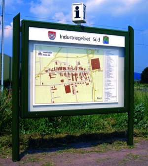 freistehender Außenbereich-Schaukasten