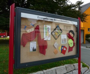 freistehender Schaukasten für den Außenbereich stabile Standpfosten-Montage