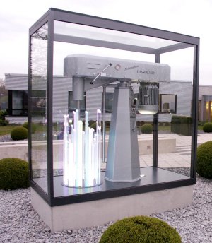 Außenbereich-Glasvitrine auf Steinsockel robuste Glasvitrine zur Sockelmontage im Außenbereich