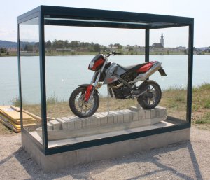 robuste Boulevard-Vitrine zur Montage auf Betonsockel witterungsbeständige Außenbereich-Glasvitrine aus bruchfestem Sicherheitsglas
