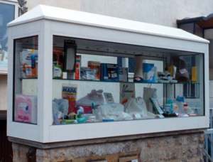 Boulevard-Vitrine zur Montage auf Mauersockel Außenvitrine auf Mauersockel