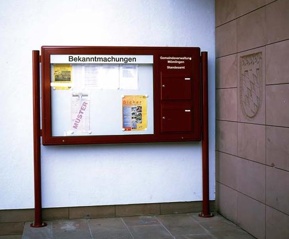 Doppel-Briefkasten mit großem Schaukasten an zwei Stahlpfosten zur Montage im Außenbereich