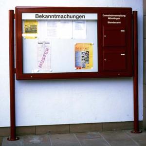 Outdoor-Doppel-Briefkasten mit Schaukasten für Vereine Briefkasten mit großem Schaukasten zur Montage an zwei Rundkrohrständer im Außenbereich