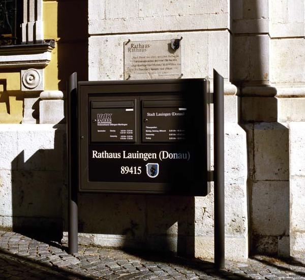 Vereins-Briefkasten Montage an Gemeinde-Briefkasten an Standpfosten zur Bodenmontage