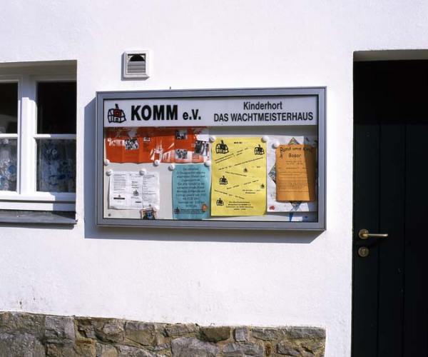 Wandmontage-Vereinsschaukasten mit abschließbarer Klapptür und Gasdruckfedern-Öffnung