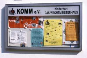 robuster Vereinsschaukasten zur Wandmontage im Außenbereich