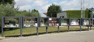Außenbereich-Schaukasten an Rundrohr-Standpfosten Außenschaukasten zur Montage an Metallständer