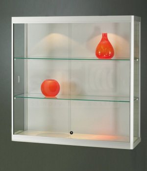 robuste Wandvitrine mit abschließbaren Schiebetüren