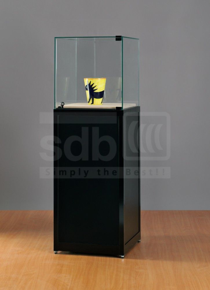 elegante Museumsvitrine auf schwarzem Sockel mit abschließbarer Glashaube