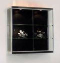 Wandvitrine in Chromoptik