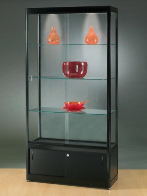 schwarzer Vitrinenschrank mit abschließbarem Stauraum