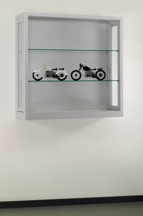 staubdichte Wandvitrine mit stufenlos höhenverstellbaren Fachböden