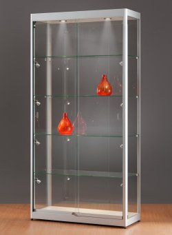 Vitrinenschrank mit LED-Innenbeleuchtung