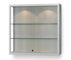 Wandvitrine mit LED-Deckenspots, abschließbaren Schiebetüren und 2 höhenverstellbaren GlasbödenWandvitrine mit LED-Deckenspots, abschließbaren Schiebetüren und 2 höhenverstellbaren Glasböden
