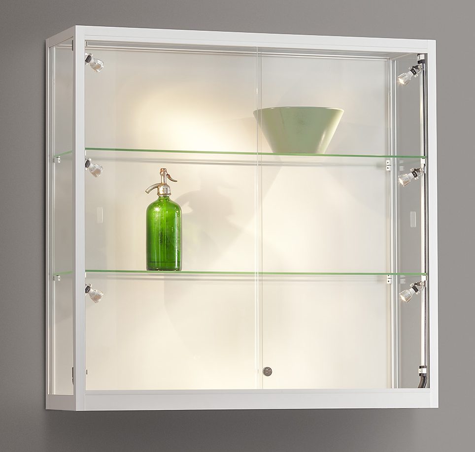 solide Wandvitrine mit abschließbaren Schiebetüren und LED-Fachbodenbeleuchtung