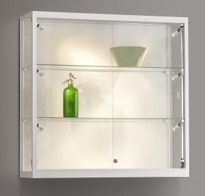 weiße Wandvitrine mit LED-Fachbodenbeleuchtung