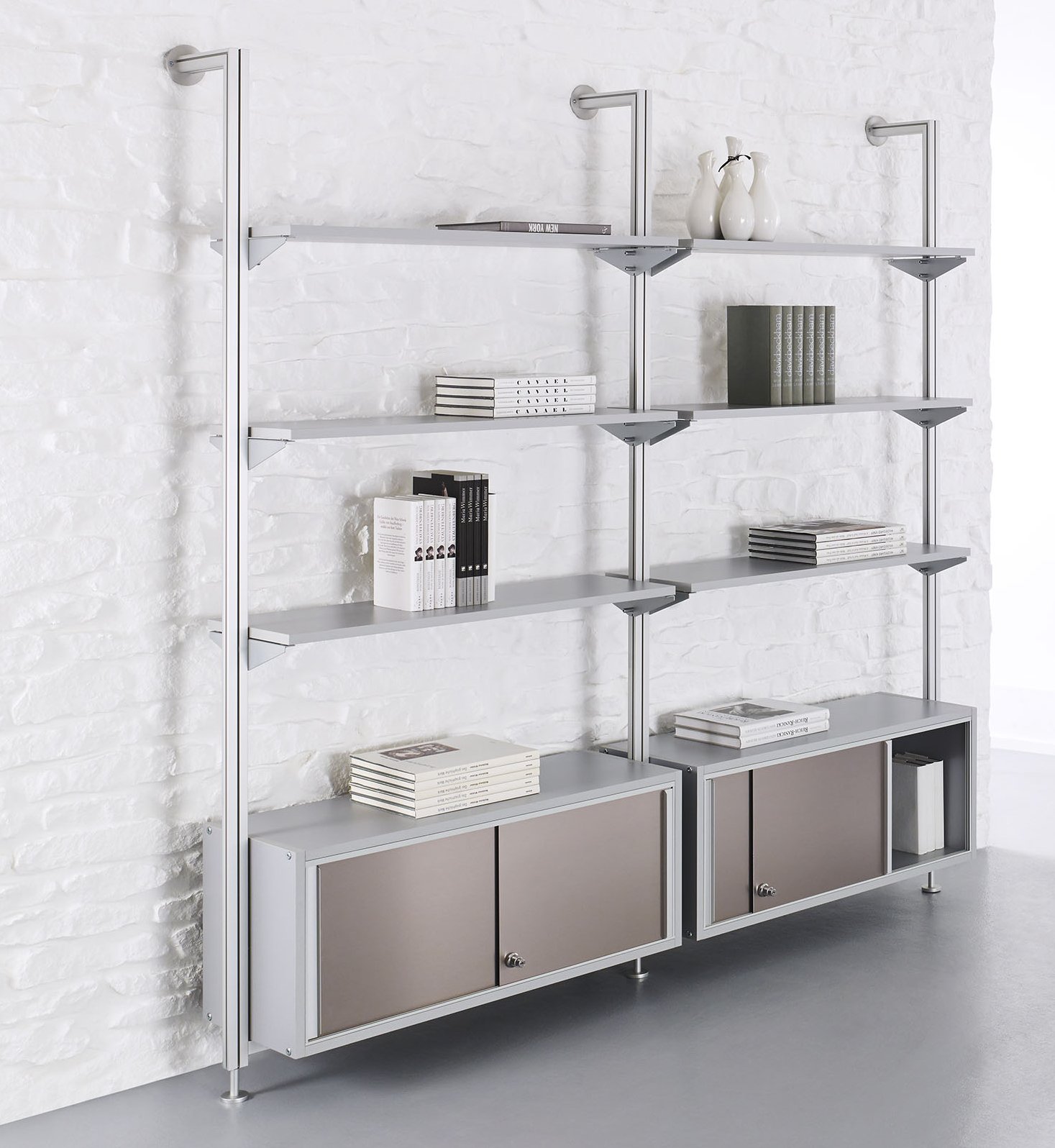 elegantes Wandregal weiße Alu-Säule höhenverstellbare Holzböden
