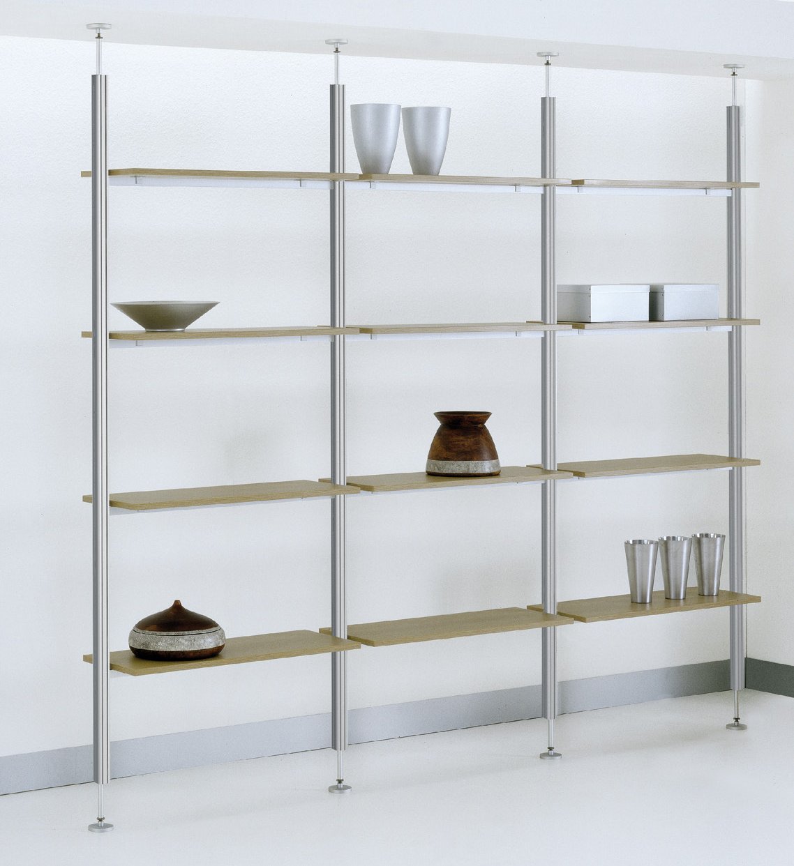 elegantes Verspannregal zur stabilen Einspannung zwischen Boden und Decke