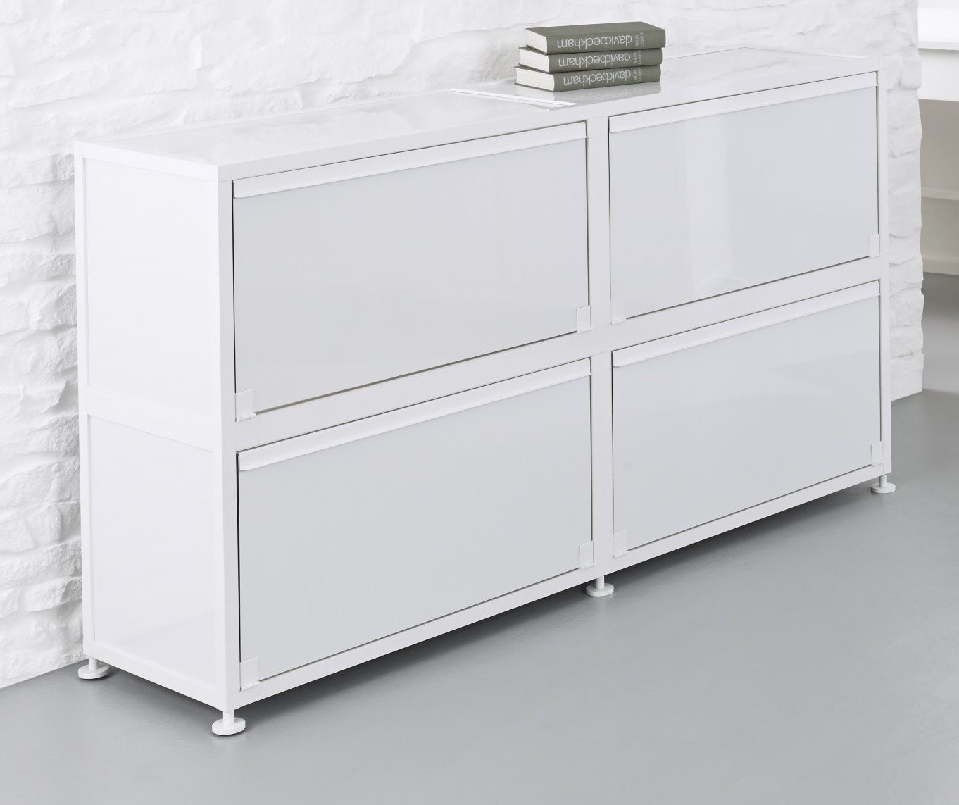 weißer Wohnzimmer-Metallschrank mit Klappentüren im zeitlosen Industriedesign