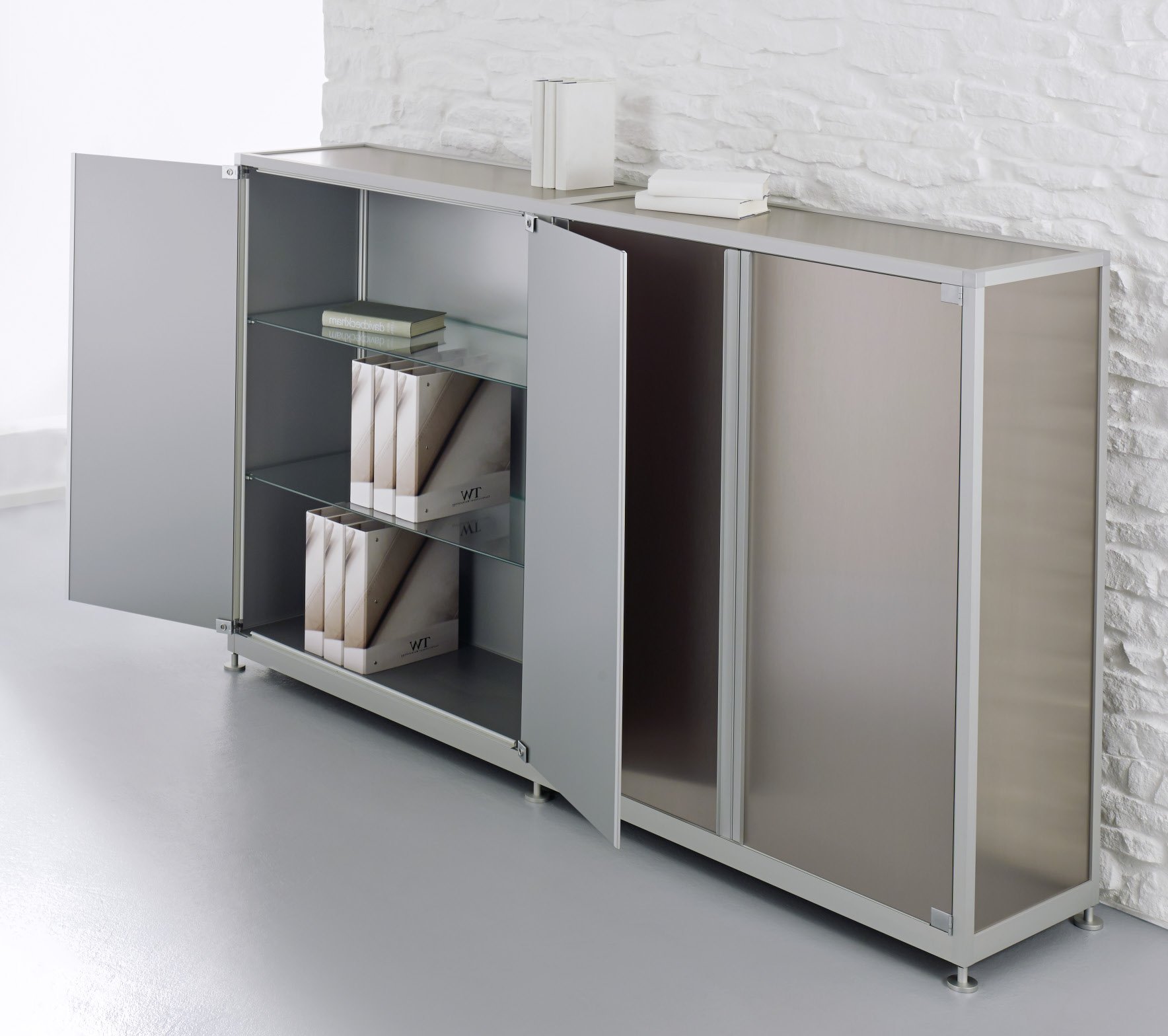 Aluminium-Edelstahl-Highboard im Industriedesign mit doppelflügligen Drehtüren