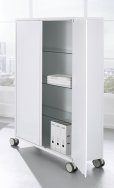 weißer Metallschrank auf Laufrollen