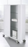 weißer Metallschrank auf Laufrollen