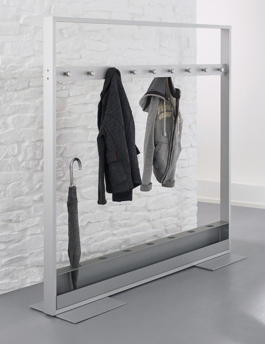 massive Aluminium-Reihengarderobe mit Schirmhalterung in Maßanfertigun