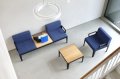 Polstersessel und Beistelltisch für Wartezimmer