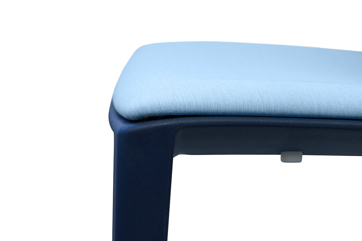 robuster Monoblock-Kunststoffstuhl mit Polsterauflage verschraubt