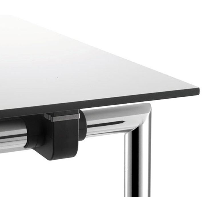 massiver Konferenztisch 
mit einklappbarem Stahlrohrgestell