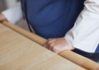 Tisch mit Haltegriff