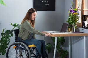 rollstuhlgerechter Tisch mit umlaufenden Halterungsgriff