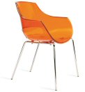 stapelbarer Stuhl mit transparenter, orangener Sitzfläche