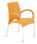 orangener Stuhl mit Armlehnen 