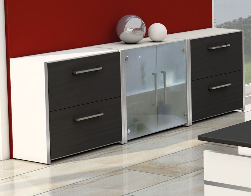 günstiges Büro-Sideboard mit Schubladen und abschließbaren Holztüren