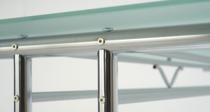 robuster Schreibtisch mit satinierter Glastischplatte und höhenverstellbaren Stahlgestell
