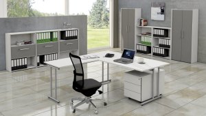 günstige Büro-Grundausstattung mit Winkelschreibtisch und Büroschränken