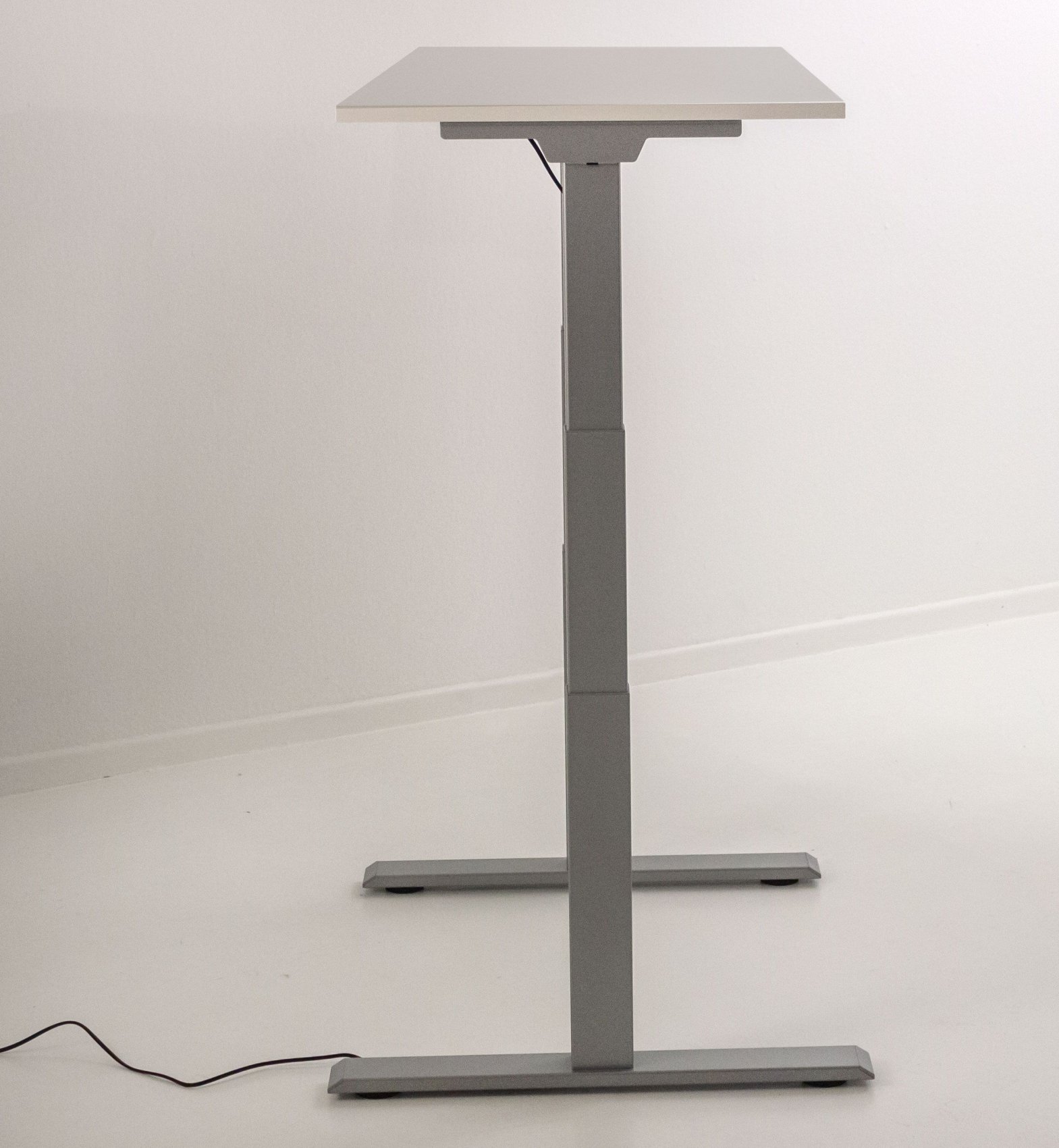 kompakter Sitz-Stehschreibtisch mit geringer Stelltiefe für das Home-Office