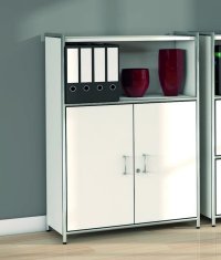 moderner Büroschrank mit einem offenen Schrankfach und einem großen abschließbaren Schrankfach