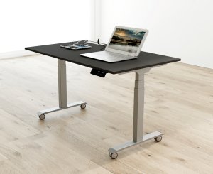 mobiler Sitz- / Steh-Bürotische mit Laufollen und integrierten Strom- u. USB-Anschlüsse