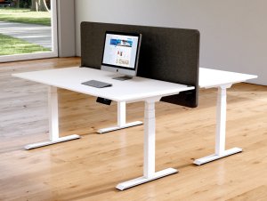 2 weiße  Sitz-Stehschreibtische mit schallabsorbierender Tischtrennplatte