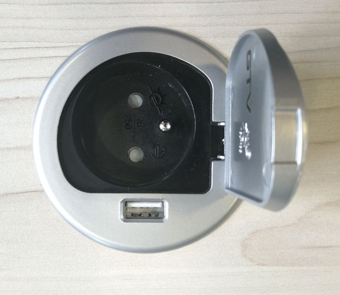 Schreibtisch mit Tischplatten-Steckdose und USB-Ladeport